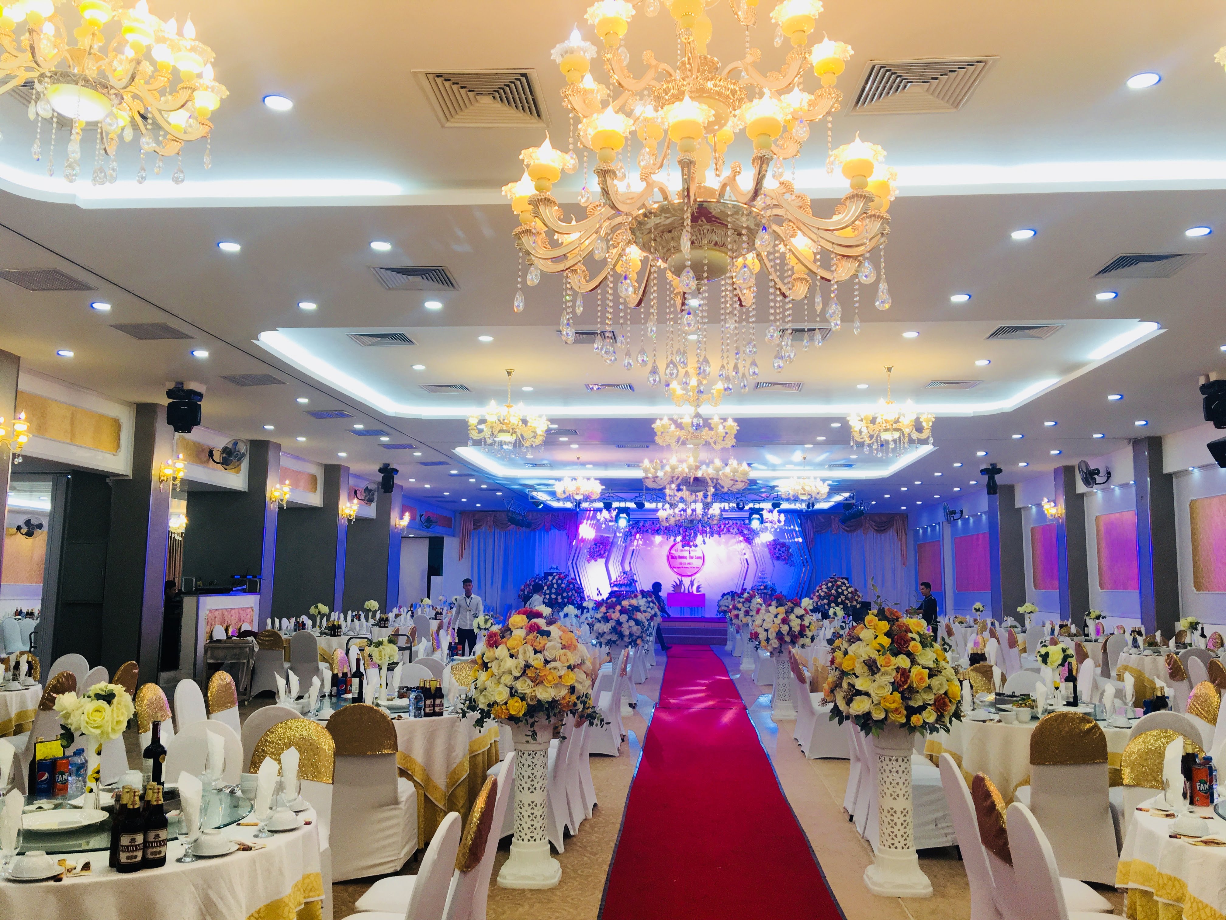 Tư vấn cách chọn đèn chùm trang hoàng nhà hàng, quán ăn